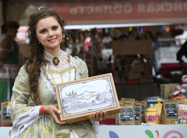 A woman sells sweets during the Russian Field festival of Slavic art in Moscow.  - Sputnik International