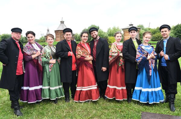  Participants of the Russian Field festival of Slavic art in Moscow wearing national Russian costumes.  - Sputnik International