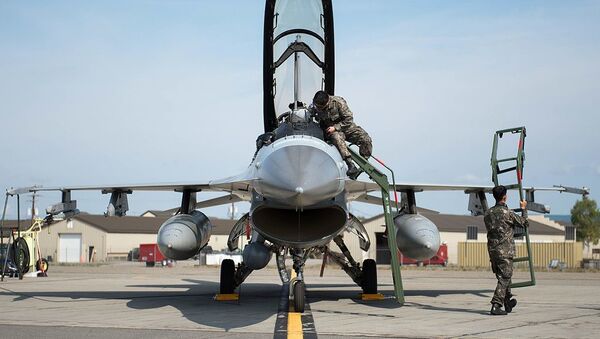 Members of the Republic of Korea Air Force (ROKAF) inspect their F-16D Fighting - Sputnik International