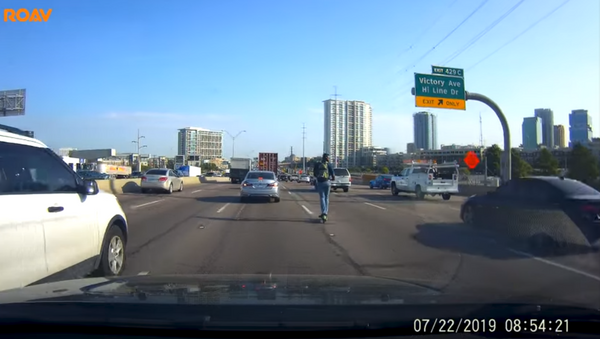Electric Scooter Rider Jumps on Dallas Highway - Sputnik International