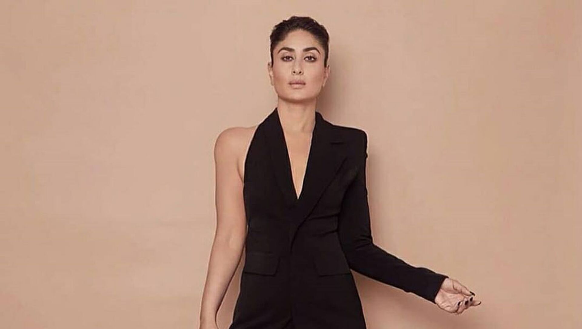 Indian superstar Kareena Kapoor Khan is no stranger to wowing her fans with her glamorous style. However, this time her outfit has left many of her fans, especially the Twitterati, chuckling. - Sputnik International, 1920, 15.07.2021