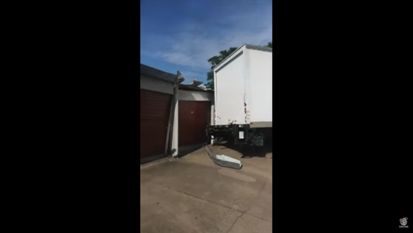 Commercial Truck Smashes Storage Units After Bad Turn - Sputnik International