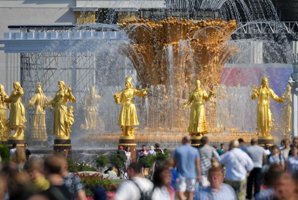 The Peoples' Friendship Fountain at VDNKH park in Moscow.   - Sputnik International
