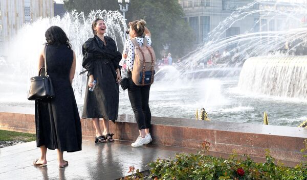 Girls taking pictures near the fountains of the Central Alley at VDNKH park in Moscow.  - Sputnik International