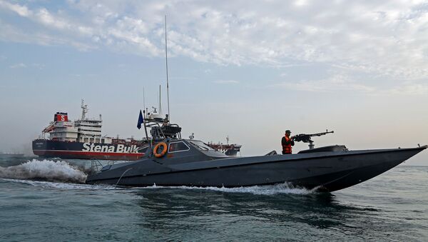 A boat of the Iranian Revolutionary Guard sails next to Stena Impero, a British-flagged vessel owned by Stena Bulk, at Bandar Abbas port, July 21, 2019.  - Sputnik International