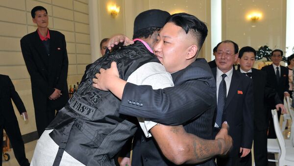 North Korean leader Kim Jong-Un hugging former NBA star Dennis Rodman during a dinner in Pyongyang on 28 February 2013. - Sputnik International