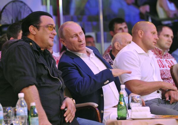 Actor Steven Seagal and Russian President Vladimir Putin during the country's first mixed martial arts championship on 11 August 2012.  - Sputnik International