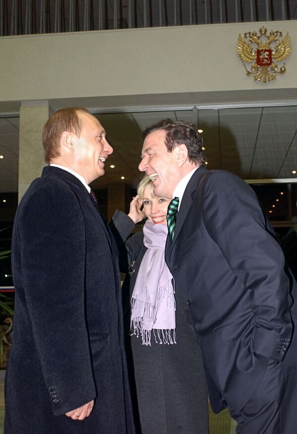 Russian President Vladimir Putin meets German Chancellor Gerhard Schröder at an airport in Moscow on 2 April 2004. - Sputnik International