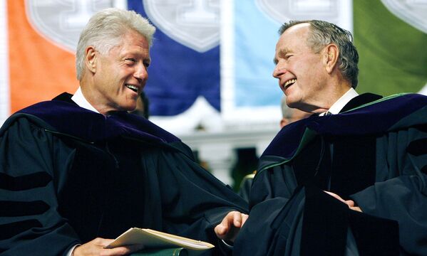 Former Presidents Bill Clinton, left, and George H. W. Bush smile at each other on the podium at the Tulane University Commencement in New Orleans on 13 May, 2006.  - Sputnik International