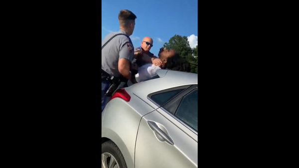 Officer with Mississippi Highway Patrol filmed violently placing right hand around driver's neck during traffic stop - Sputnik International