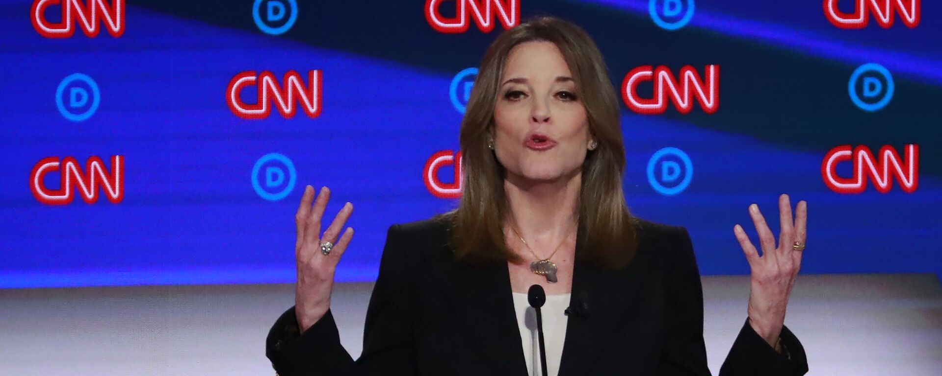 Candidate and author Marianne Williamson gestures during the first night of the second 2020 Democratic presidential debate in Detroit, Michigan, 30 July 2019. - Sputnik International, 1920, 31.07.2019
