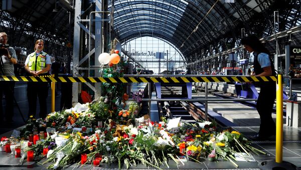 Well-wishers ha left messages of mourning, candles and flowers at Frankfurt's main railway station, where an eight-year-old boy was pushed in front of an oncoming train and died; photo taken 30 July 2019 - Sputnik International