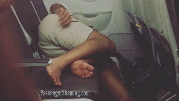 Passengers sleep on plane's floor - Sputnik International
