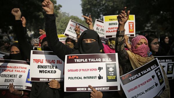 Members of Women India Movement hold placards as they shout slogans against a new draft law for banning Triple Talaq, a Muslim practice of instant divorce which was approved last week by India's lower house in New Delhi, India, Thursday, Jan. 4, 2018 - Sputnik International