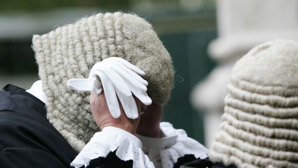 A judge adjusting his wig - Sputnik International