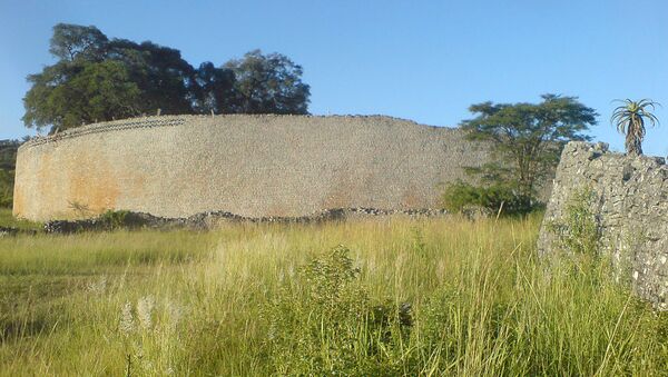 Wall of the great enclosure (far), Great Zimbabwe - Sputnik International