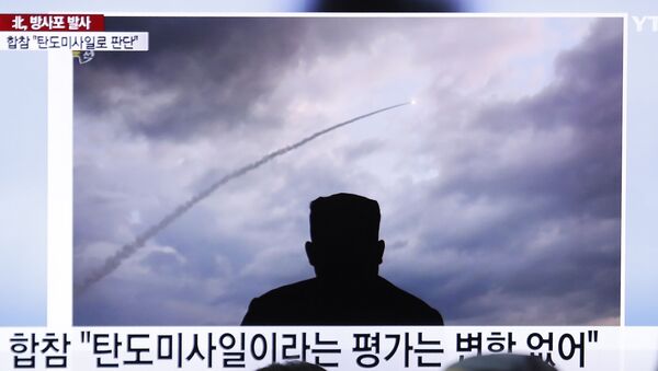 People watch a TV showing an image of North Korea's a multiple rocket launch during a news program at the Seoul Railway Station in Seoul, South Korea, Thursday, Aug. 1, 2019. - Sputnik International