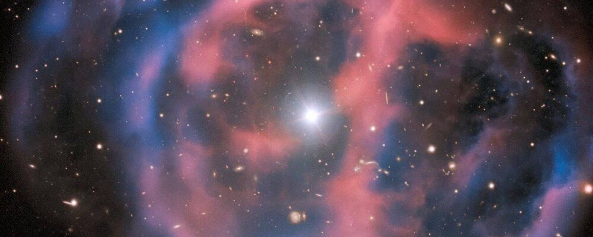 The nebula remains of a dead giant star surround the remaining subdwarf O star, another kind of hot subdwarf. - Sputnik International, 1920, 15.07.2022