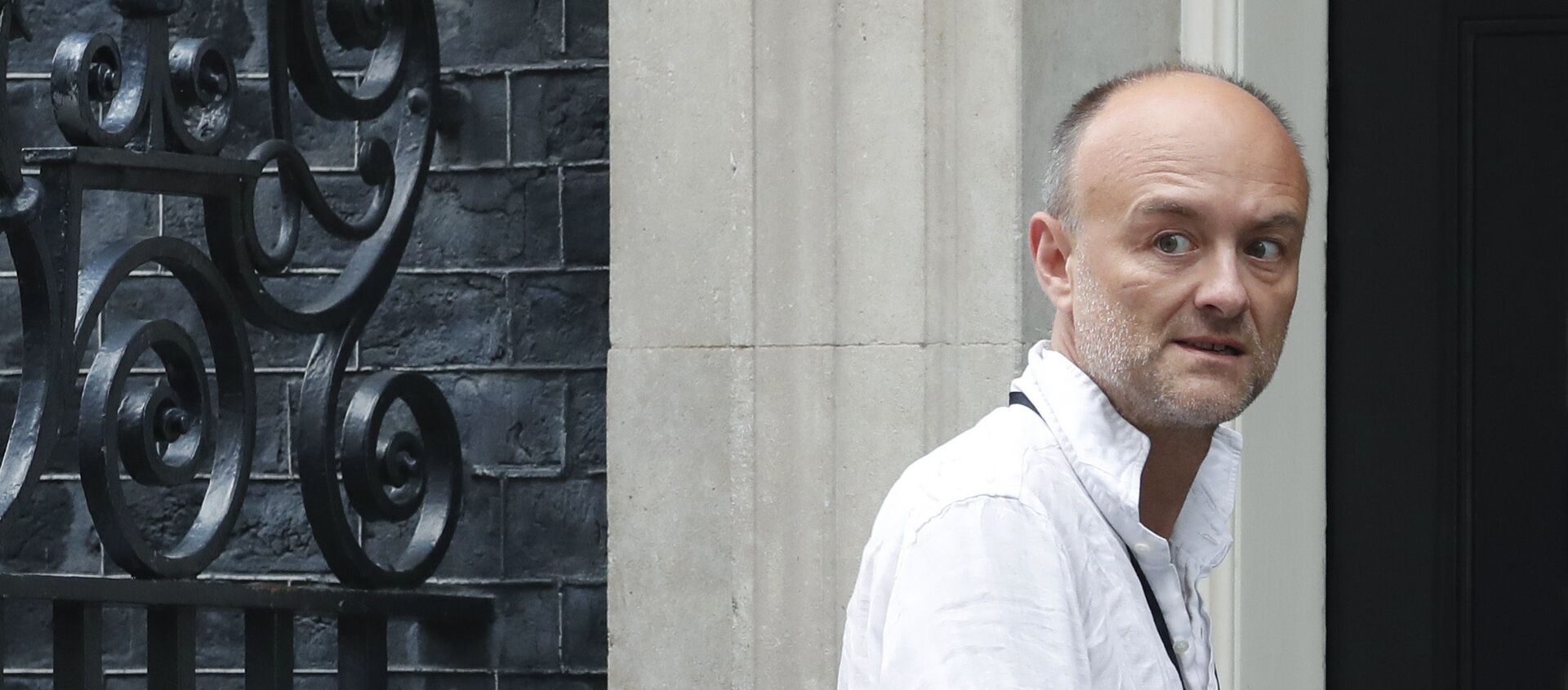Dominic Cummings, a British political strategist and special adviser to Prime Minister Boris Johnson, slinks into 10 Downing Street in London, Tuesday, 30 July 2019. (AP Photo/Alastair Grant) - Sputnik International, 1920, 15.12.2020