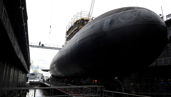 Workers attend a ceremony of launching the Rostov-on-Don Russian diesel-electric torpedo submarine at the Admiralteiskiye verfy shipyard in St. Petersburg, on June 26, 2014. - Sputnik International