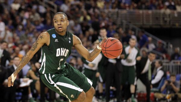 Ohio Bobcats' D.J. Cooper dribbles the ball against the North Carolina Tar Heels during the first half of an NCAA tournament Midwest Regional college basketball game Friday, March 23, 2012, in St. Louis. - Sputnik International
