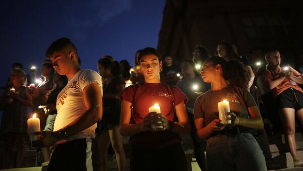 Samuel Lerma, Arzetta Hodges and Desiree Qunitana join mourners taking part in a vigil at El Paso High School after a mass shooting at a Walmart store in El Paso, Texas, 3 August 2019 - Sputnik International