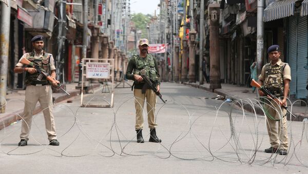 Indian security personnel stand guard along a deserted street during restrictions in Jammu, August 5, 2019 - Sputnik International