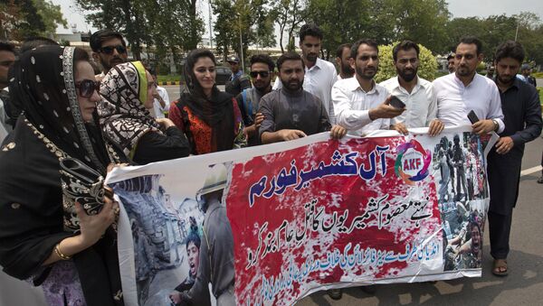Pakistani Kashmiris protest near Indian embassy in Islamabad, Pakistan, holding banner reads stop genocide of innocent Indian Kashmiris, Monday, Aug. 5, 2019 - Sputnik International