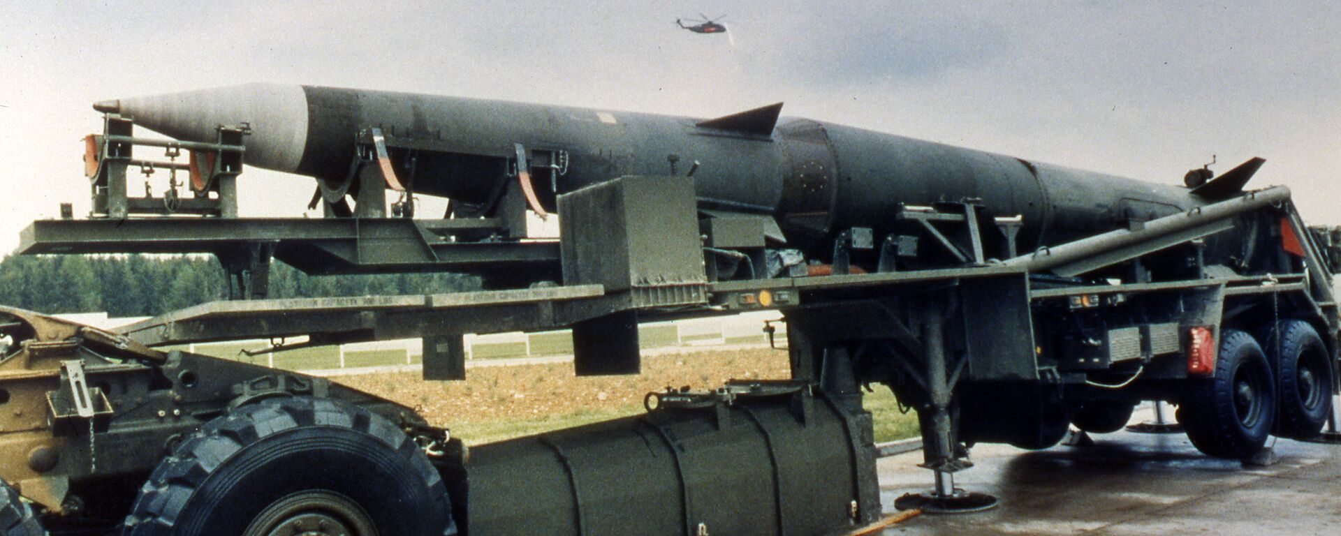 A Pershing II missile is seen on a semi-trailer at the Mutlangen, West Germany, US missile base, as the press was given a chance to inspect the army base May 20, 1987 - Sputnik International, 1920, 18.07.2024