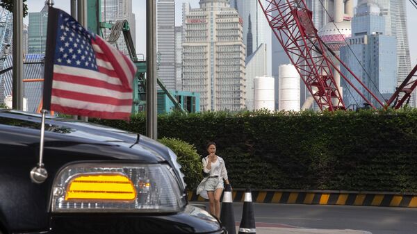 A woman walks towards a U.S. embassy car outside a hotel in Shanghai on Tuesday, July 30, 2019 - Sputnik International