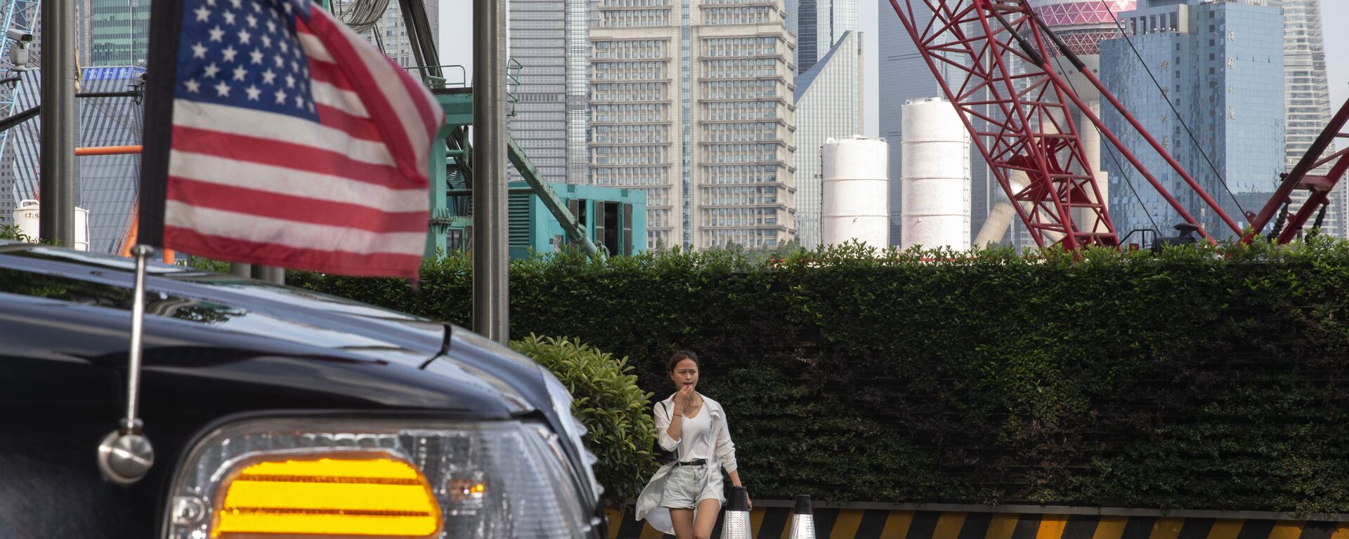 A woman walks towards a U.S. embassy car outside a hotel in Shanghai on Tuesday, July 30, 2019 - Sputnik International, 1920, 10.05.2025