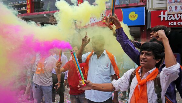 People celebrate after the government scrapped the special status of Kashmir, in Ahmedabad, India, August 5, 2019 - Sputnik International
