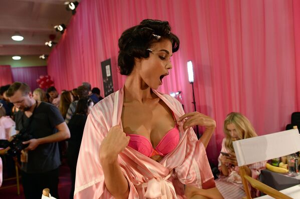 A model gets ready backstage for the Victoria's Secret 2015 fashion show in New York on 10 November 2015. - Sputnik International
