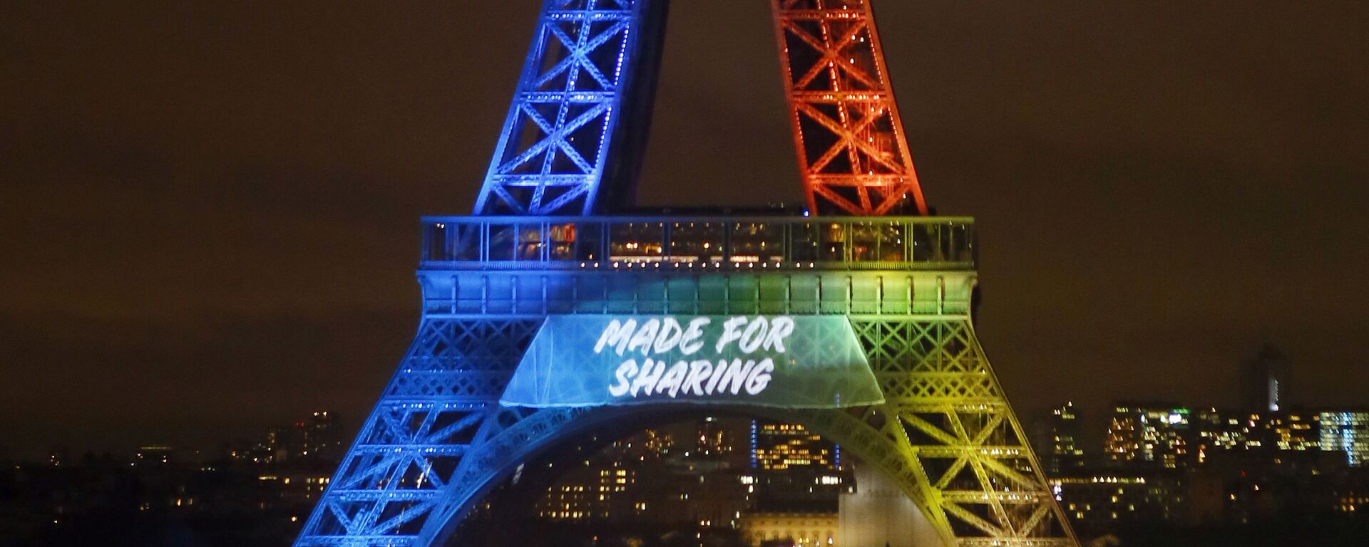 FILE - In this Feb.3, 2017 file photo, the Eiffel Tower lit up with colors for the Paris 2024 bid during the launch of its campaign as candidate for the 2024 Olympic summer games in Paris. Groups defending the French language are lodging legal protests over the English-only slogan used by Paris authorities bidding for the 2024 Olympics - Sputnik International, 1920, 01.06.2022
