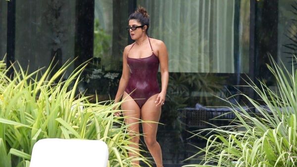 Hot dusky Priyanka Chopra spotted in bikini on her vacation in Miami - Sputnik International