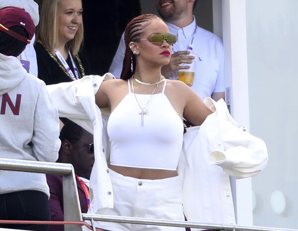 ‘What’s Between the Covers?’ Rihanna Poses Nude with Visual Autobiography on Instagram - Sputnik International