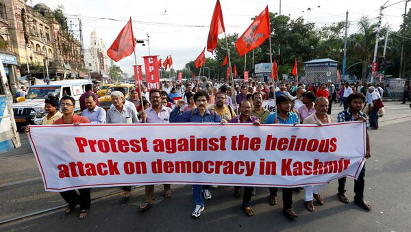 People hold a banner during a protest after the government scrapped the special status for Kashmir, in Kolkata, India, August 5, 2019 - Sputnik International