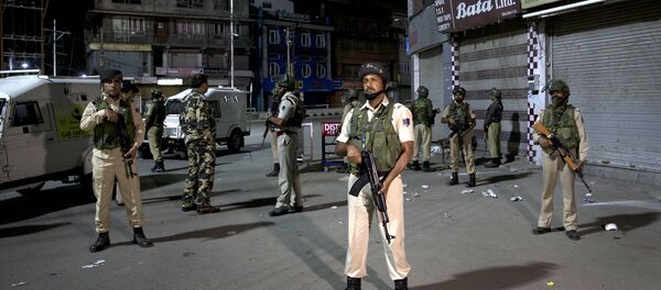 Indian soldiers stand guard in Srinagar, India, Sunday, Aug. 4, 2019. Tensions have soared along the volatile, highly militarized frontier between India and Pakistan in the disputed Himalayan region of Kashmir, as India has deployed more troops and ordered thousands of visitors out of the region - Sputnik International