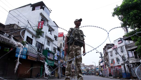 A security personnel stands guard on a street in Jammu on August 6, 2019 - Sputnik International