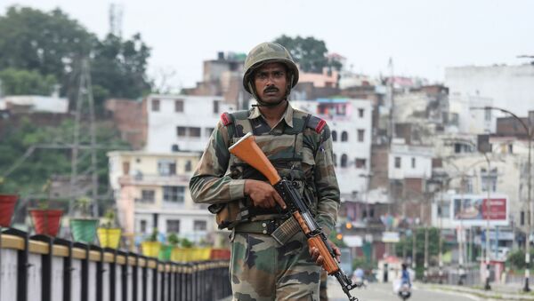 An Indian army soldier patrols on a bridge during restrictions in Jammu, August 5, 2019 - Sputnik International