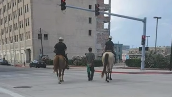 Texas' Galveston Police Department comes under fire after photos emerge online showing two mounted police officers leading a handcuffed man on a rope - Sputnik International
