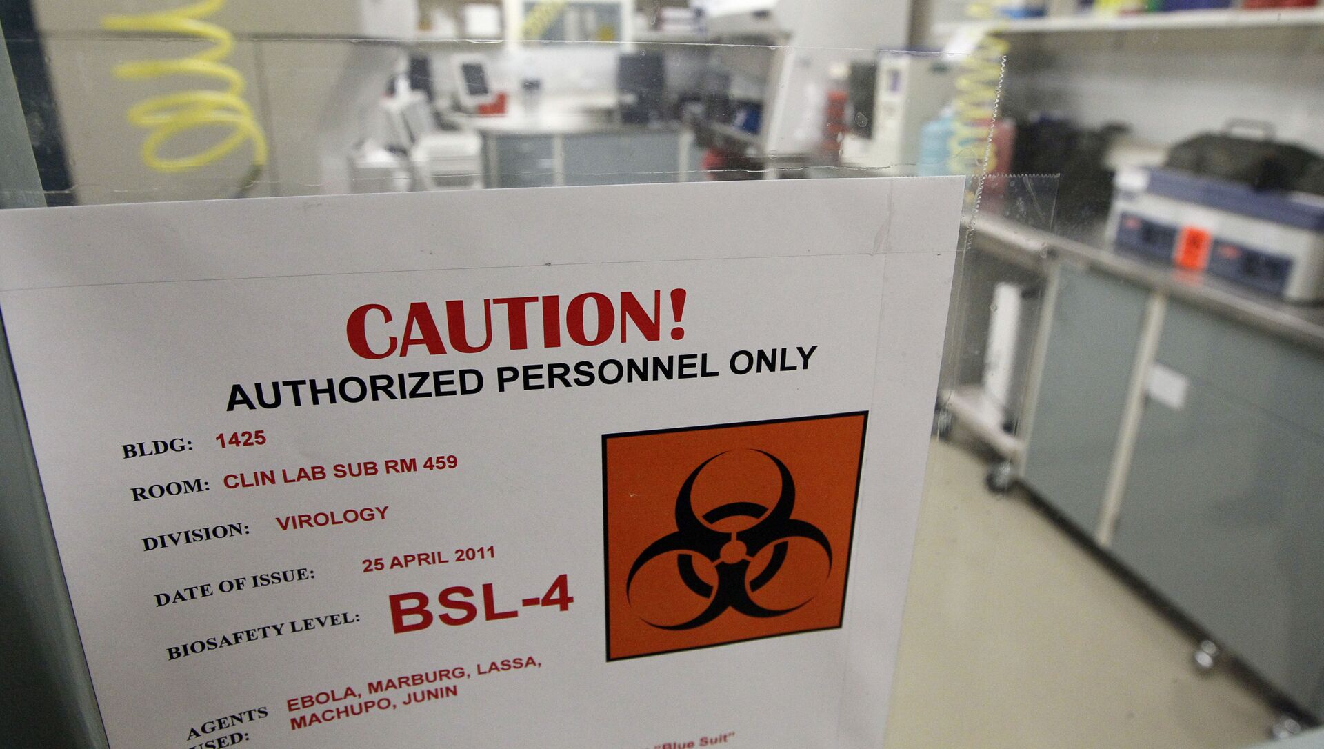 A sign on the door of a Biosafety Level 4 laboratory at the U.S. Army Medical Research Institute of Infectious Diseases in Fort Detrick, Md., Wednesday, Aug. 10, 2011. - Sputnik International, 1920, 29.06.2021