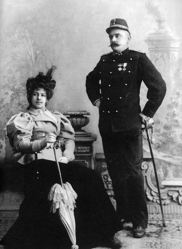 Margaretha Zelle and her husband Rudolph MacLeod, 1897. They had two children together, however, their marriage was not happy and they divorced in 1902. - Sputnik International