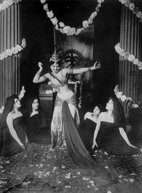 Dancer Mata Hari during a performance in 1905 - Sputnik International
