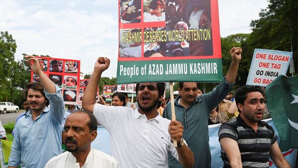 Pakistani Kashmiri people shout anti-Indian slogans during a demonstration in Islamabad on August 7, 2019. - Sputnik International
