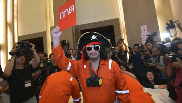 A political activist Sombat Boonngamanong dressed as a pirate holds a card in protest reading Election Commission Bangkok, Thailand, Friday, Sept. 28, 2018.  - Sputnik International