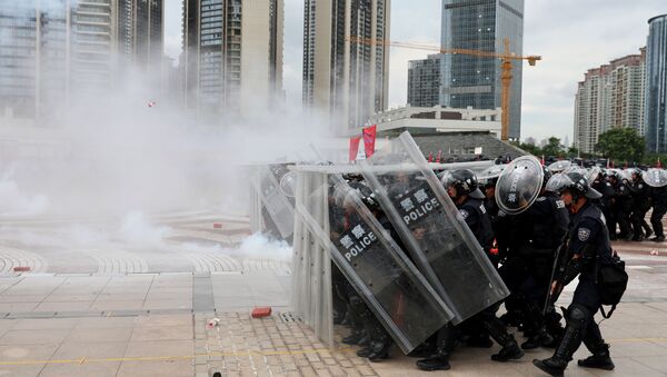 Police officers take part in an anti-riot drill in Shenzhen, Guangdong - Sputnik International