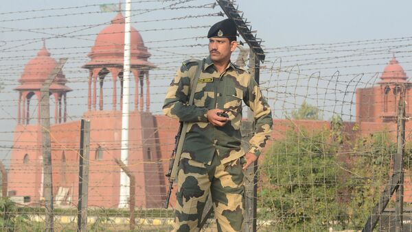 An Indian Border Security Force (BSF) personnel patrol along a fence at the India-Pakistan border, at Wagah some 35kms from Amritsar, on December 18, 2018 - Sputnik International