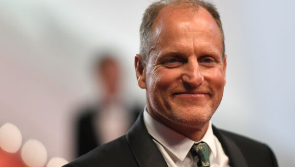 US actor Woody Harrelson poses as he leaves the Festival Palace on May 15, 2018 after the screening of the film Solo : A Star Wars Story at the 71st edition of the Cannes Film Festival in Cannes, southern France - Sputnik International