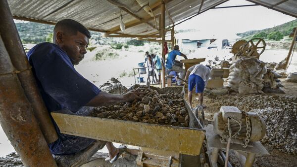 A man works at a stone crusher machine in a gold mine in El Callao, Bolivar state, southeastern Venezuela - Sputnik International